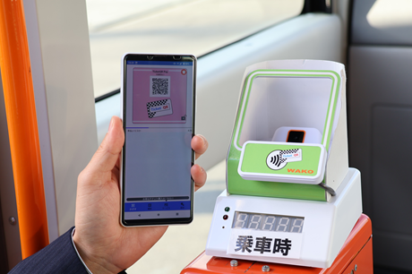 ＱＲコードをかざす車載器